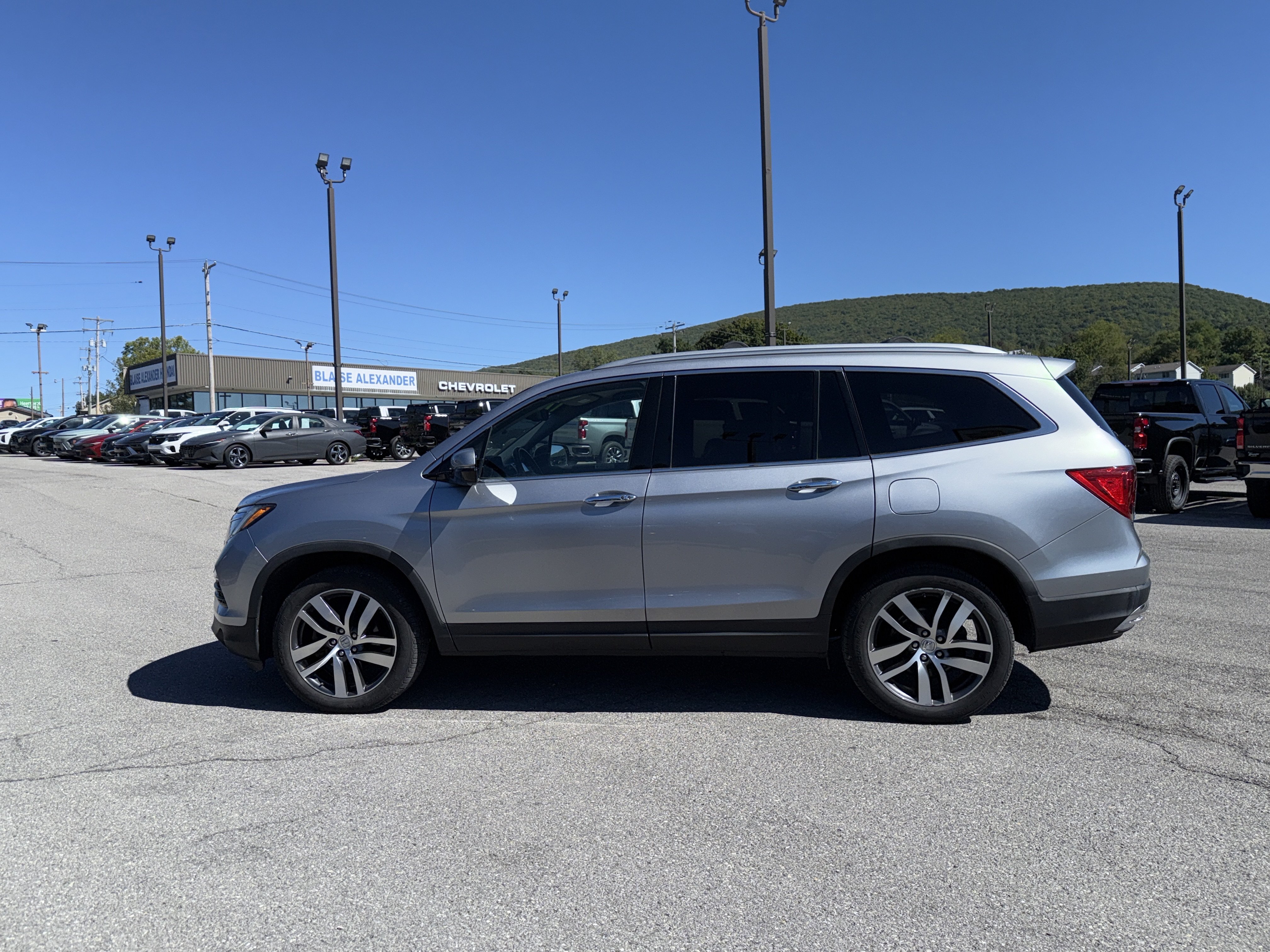 Used 2017 Honda Pilot Touring image 6