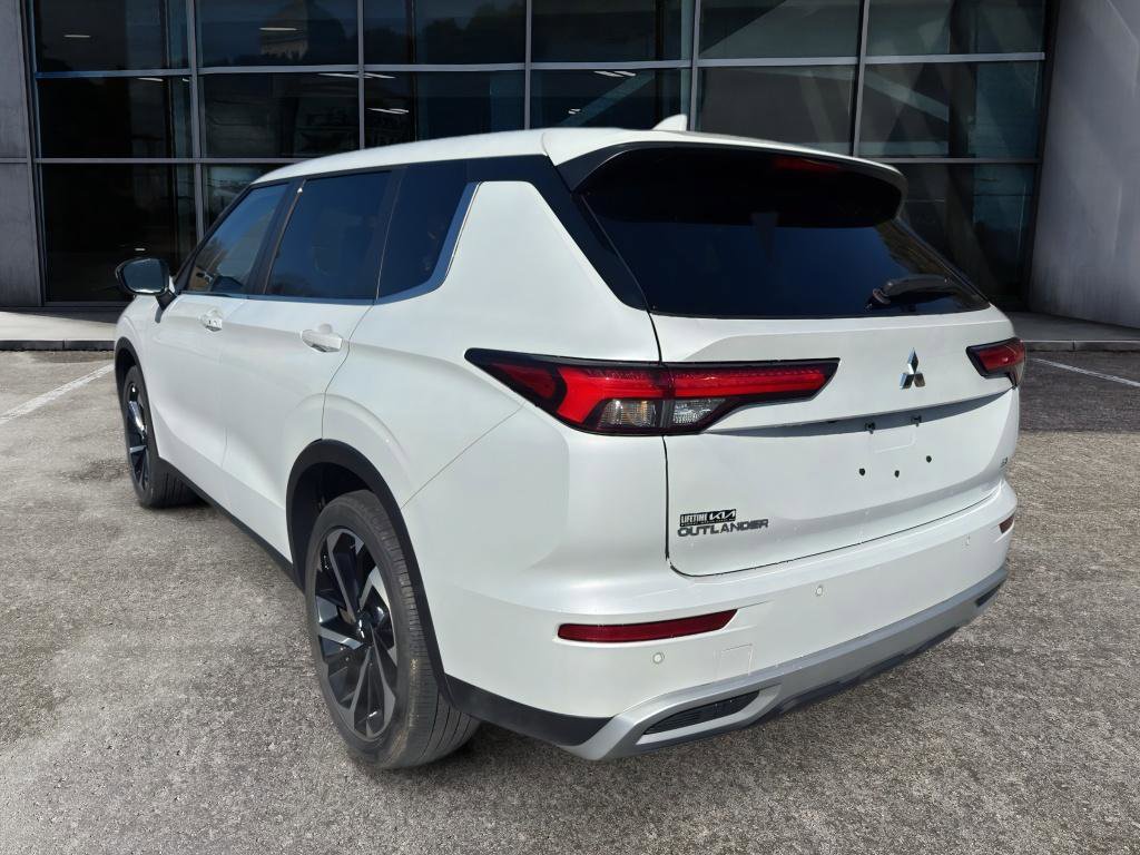 Used 2023 Mitsubishi Outlander SE image 7