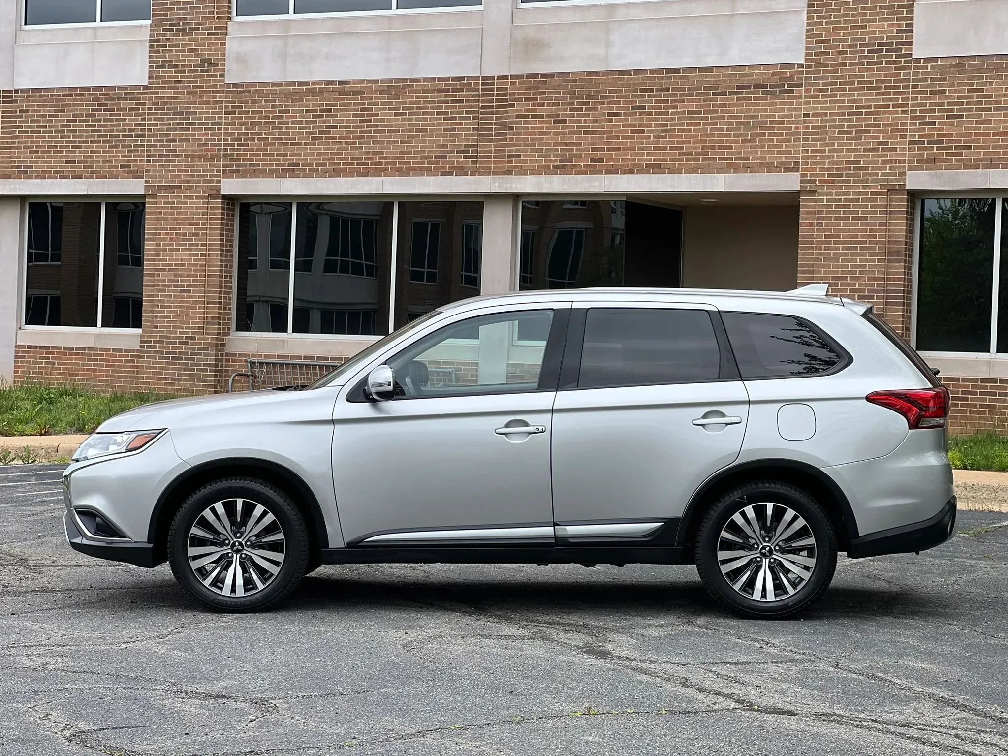 Used 2019 Mitsubishi Outlander SE FWD image 2