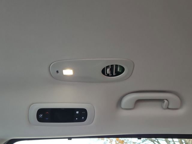 Used 2024 Chrysler Pacifica Touring-L image 16