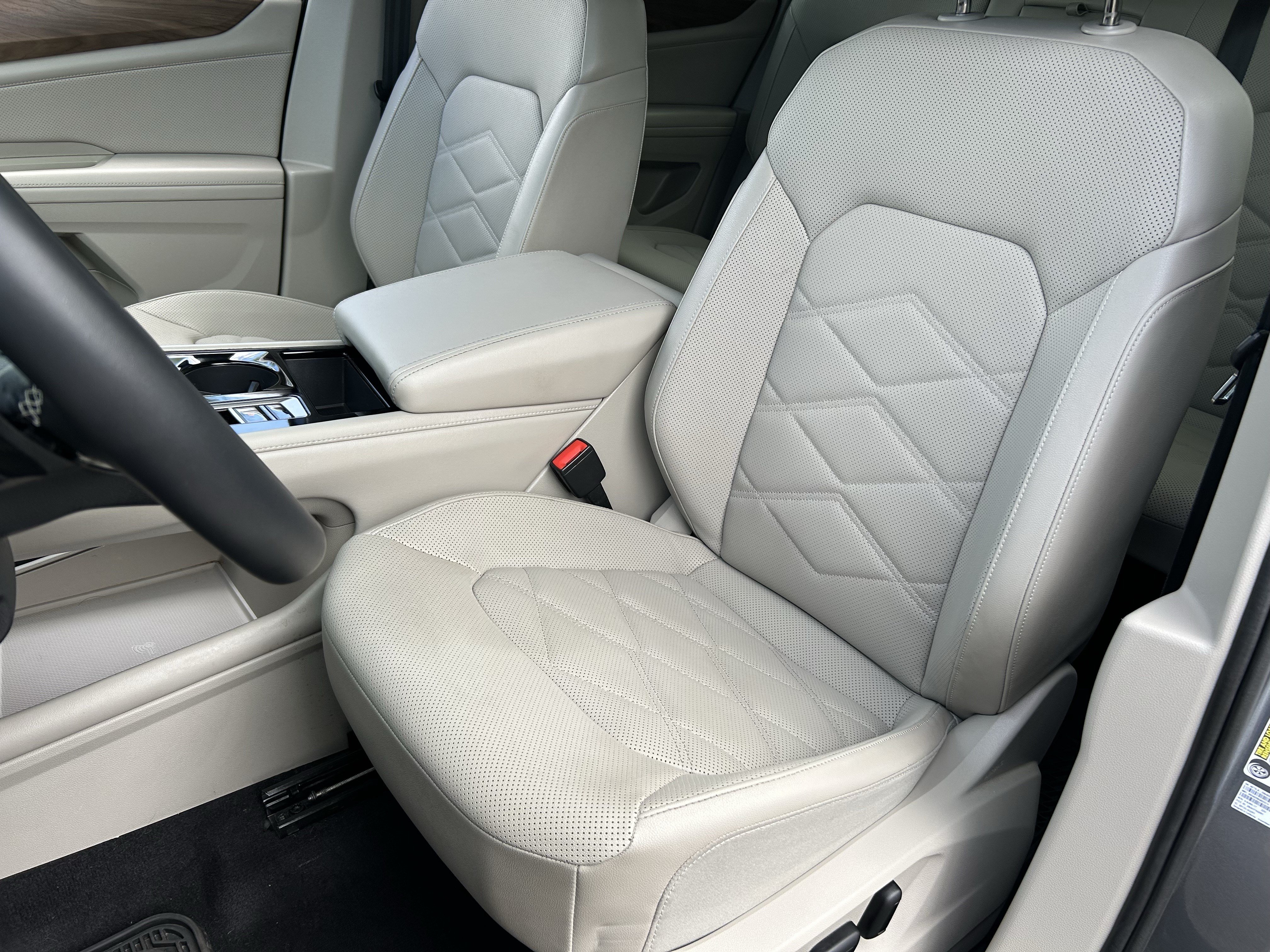 Used 2024 Volkswagen Atlas SE w/ Panoramic Sunroof Package AWD/4WD image 18