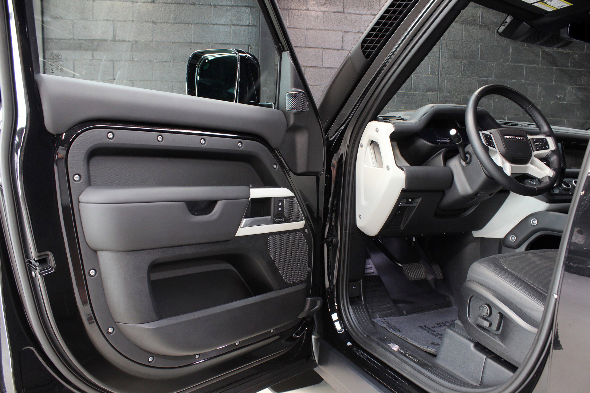 Used 2024 Land Rover Defender 110 X-Dynamic SE AWD/4WD image 29