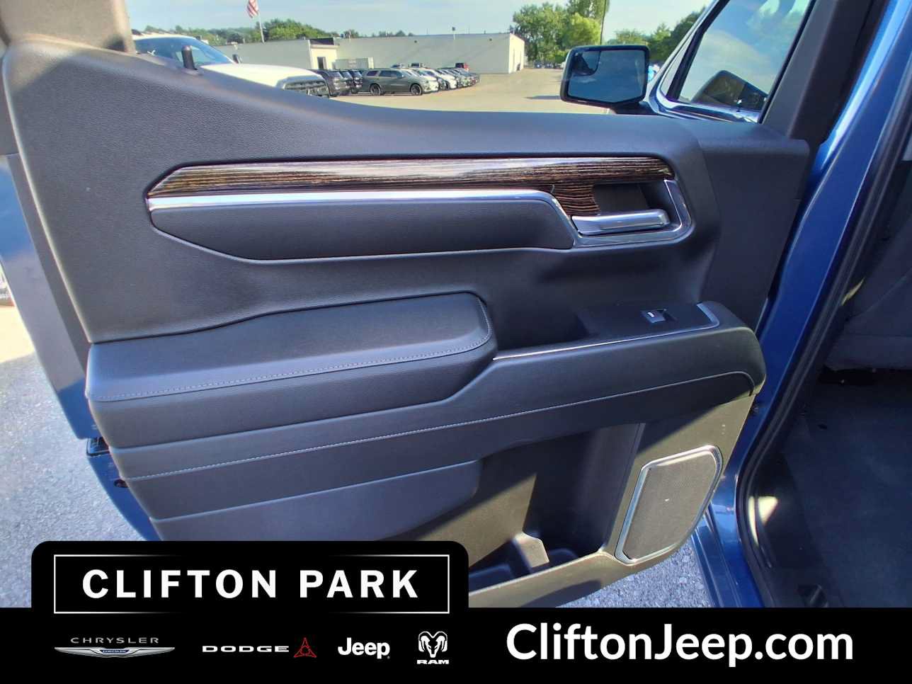 Used 2024 GMC Sierra 1500 SLE AWD/4WD image 12