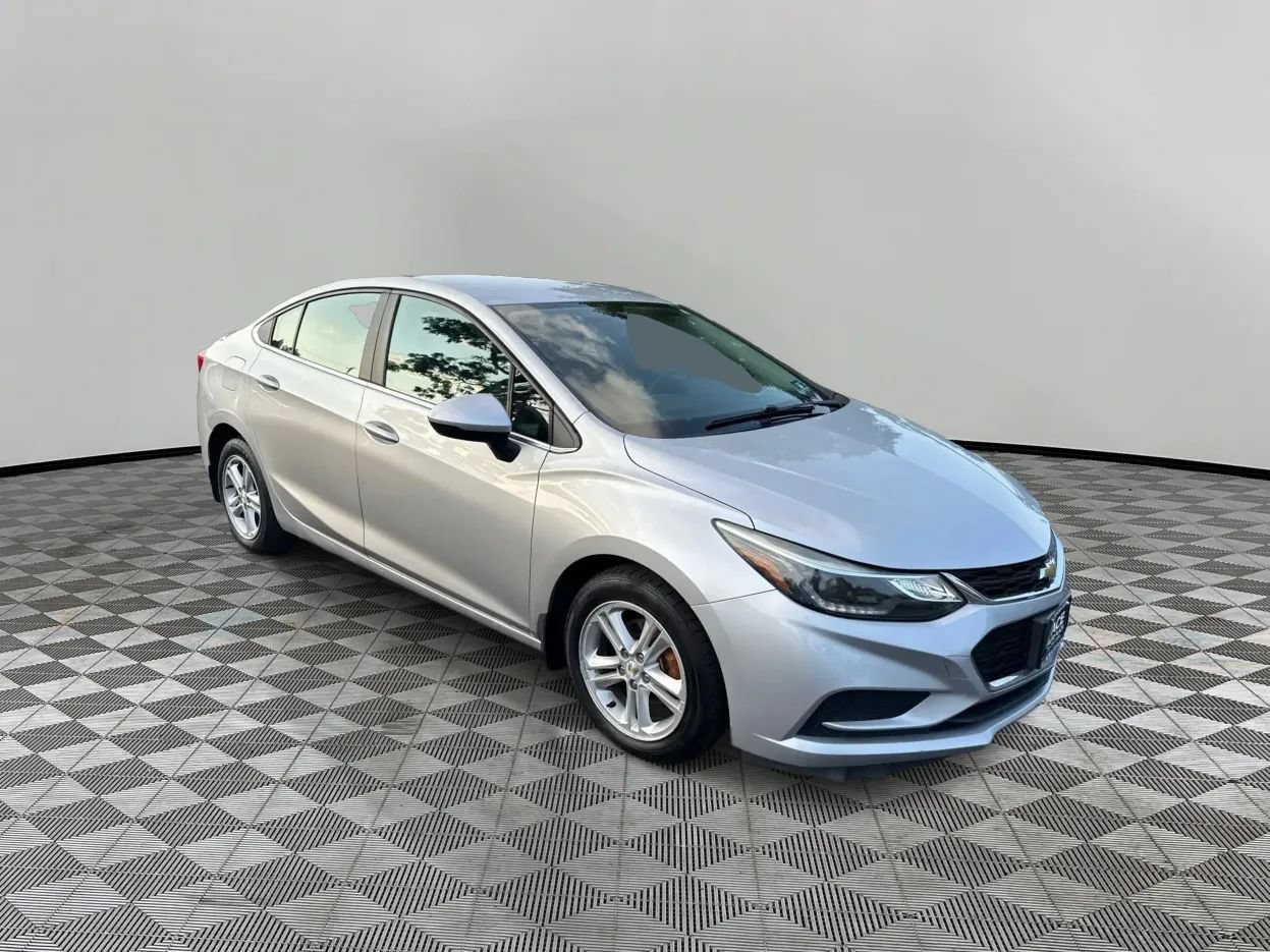 Used 2017 Chevrolet Cruze LT FWD image 1