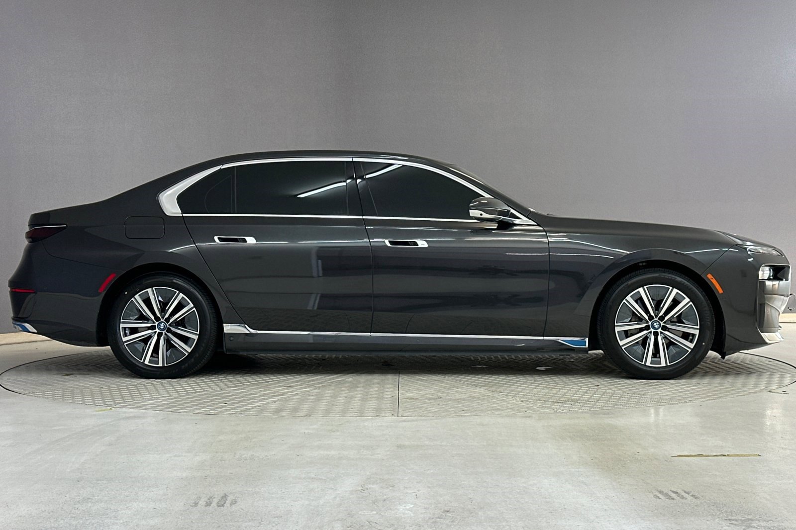 Certified 2023 BMW i7 xDrive60 AWD/4WD image 7