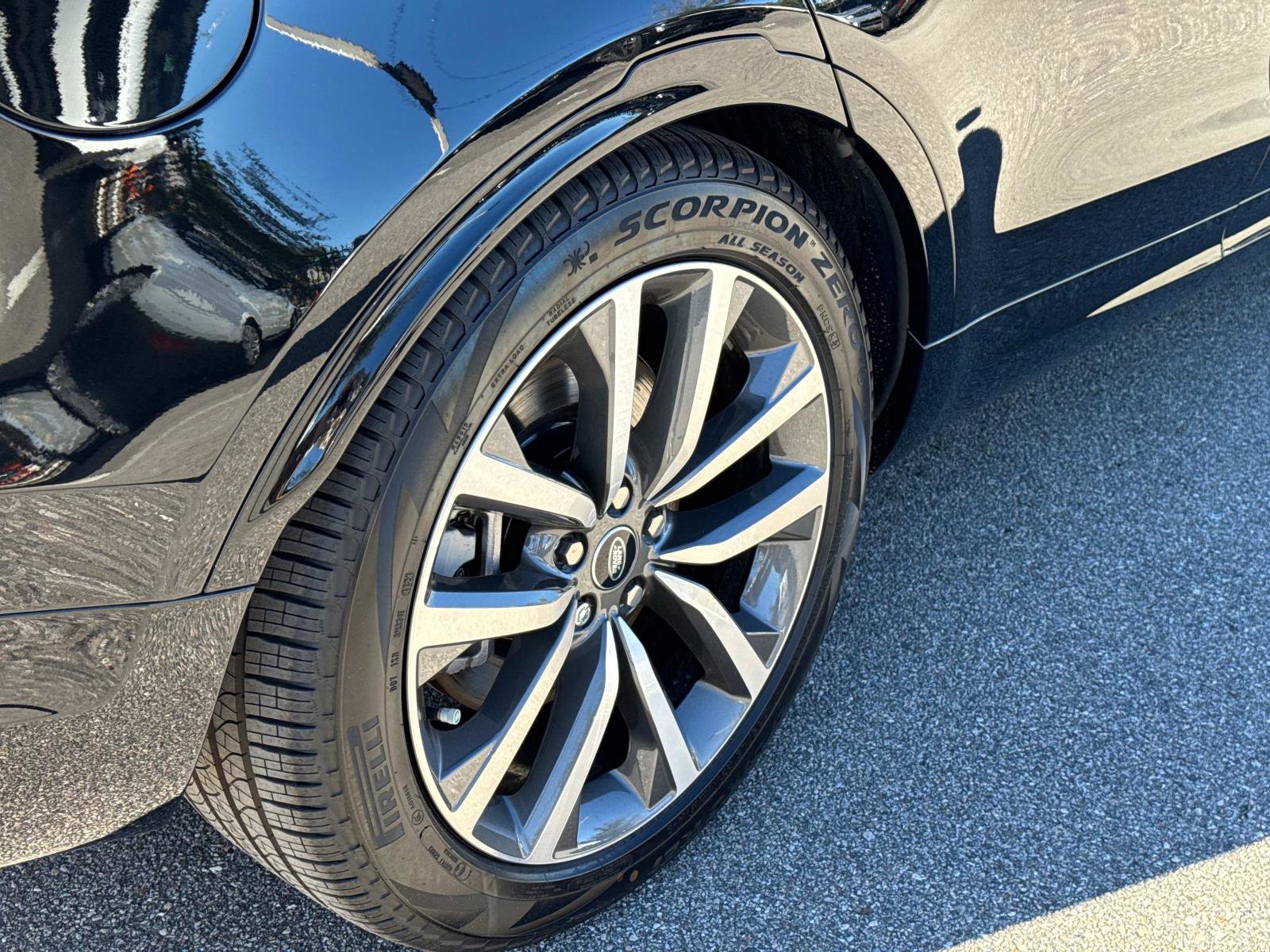 Certified 2025 Land Rover Discovery Dynamic SE image 6