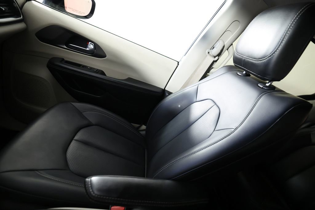 Used 2024 Chrysler Pacifica Select image 35