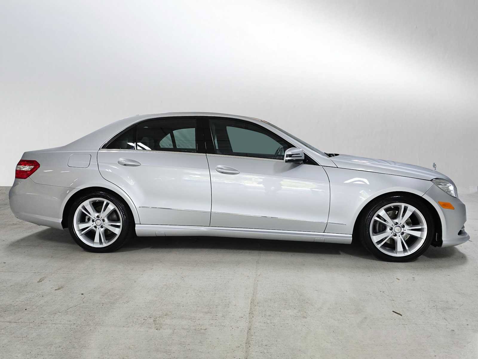 Used 2013 Mercedes-Benz E 350 4MATIC Sedan image 2