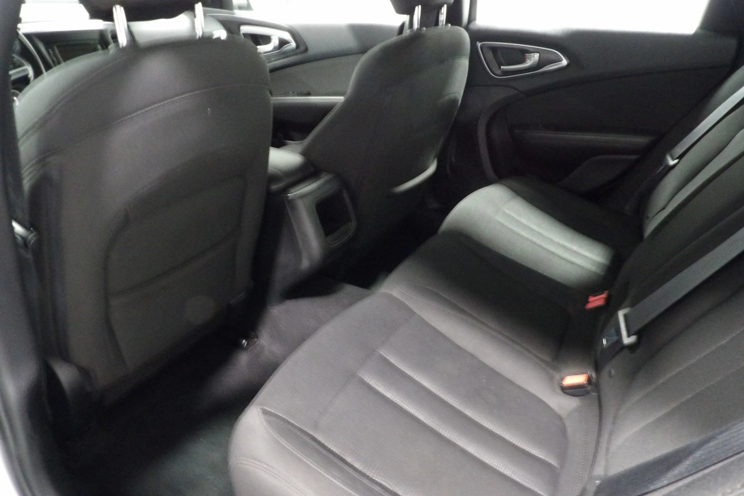 Used 2016 Chrysler 200 Limited w/ Convenience Group FWD image 9