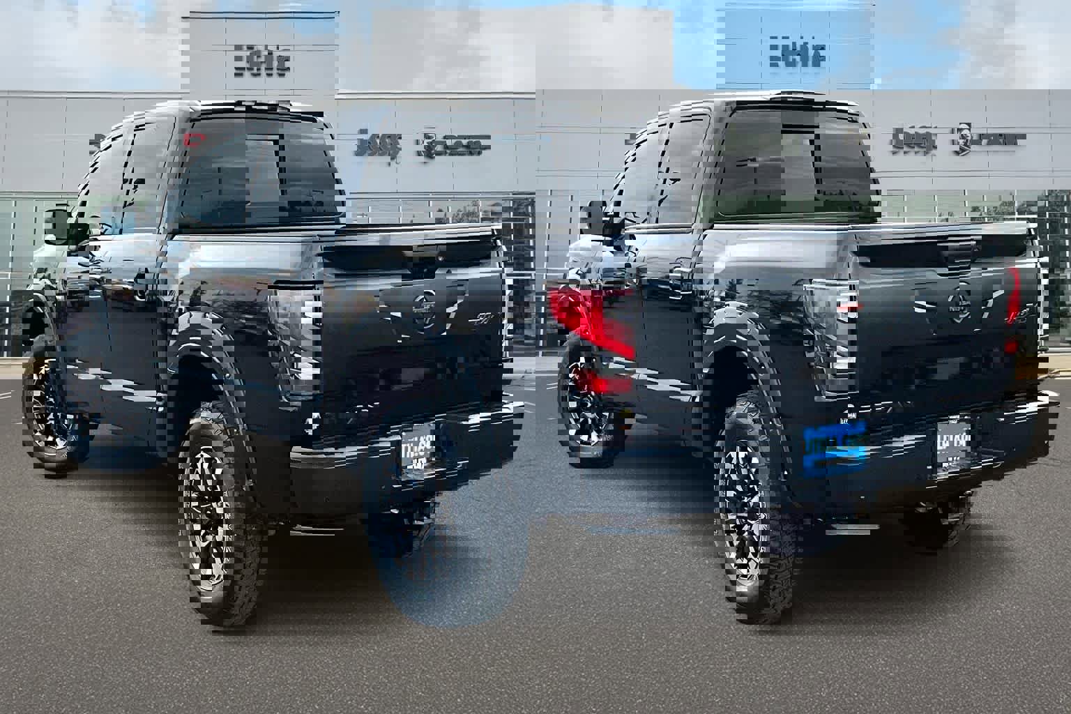 Used 2021 Nissan Titan PRO-4X w/ Pro-4x Convenience Package image 4