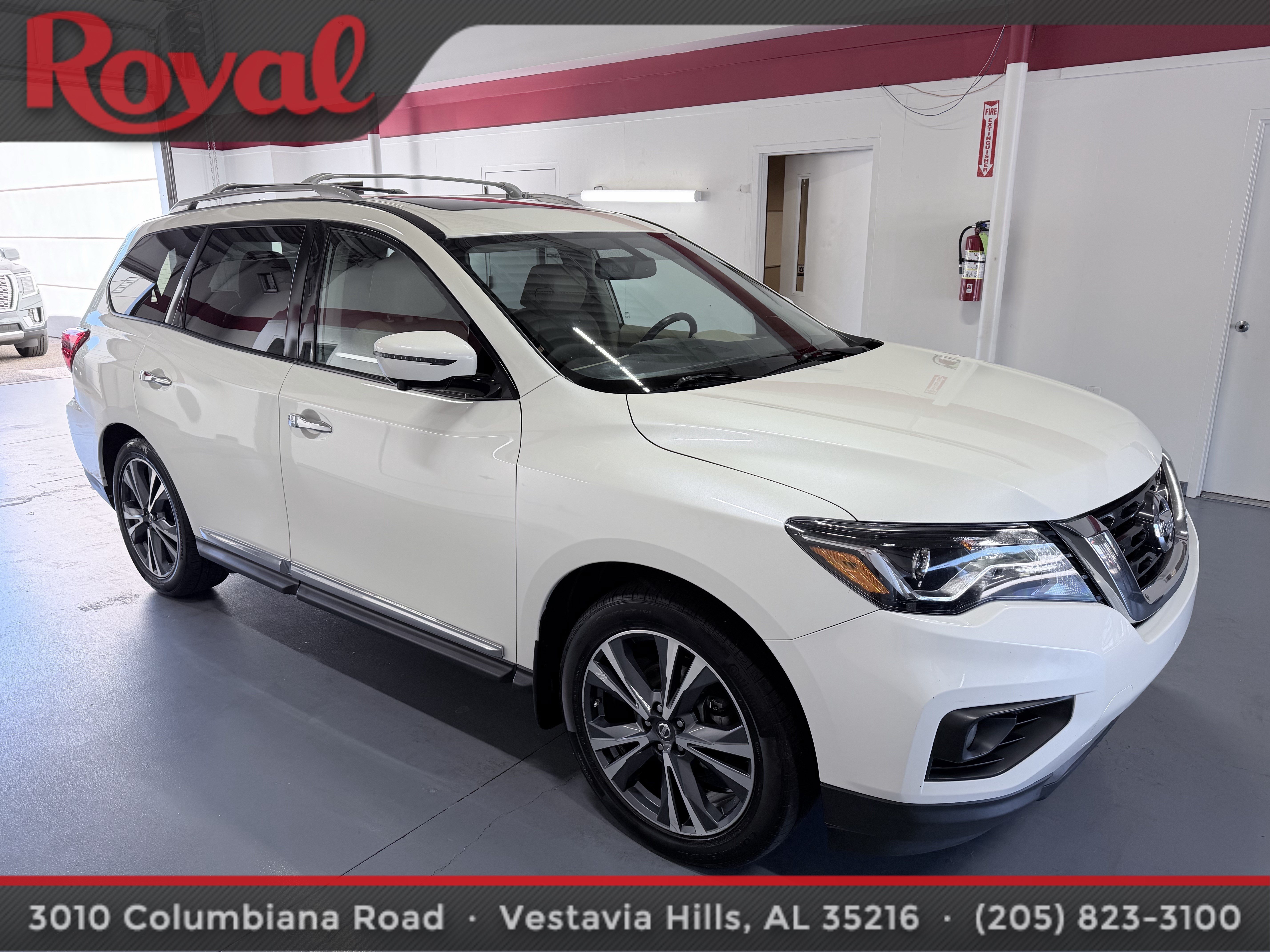 Used 2017 Nissan Pathfinder Platinum w/ Family Entertainment Package FWD image 3