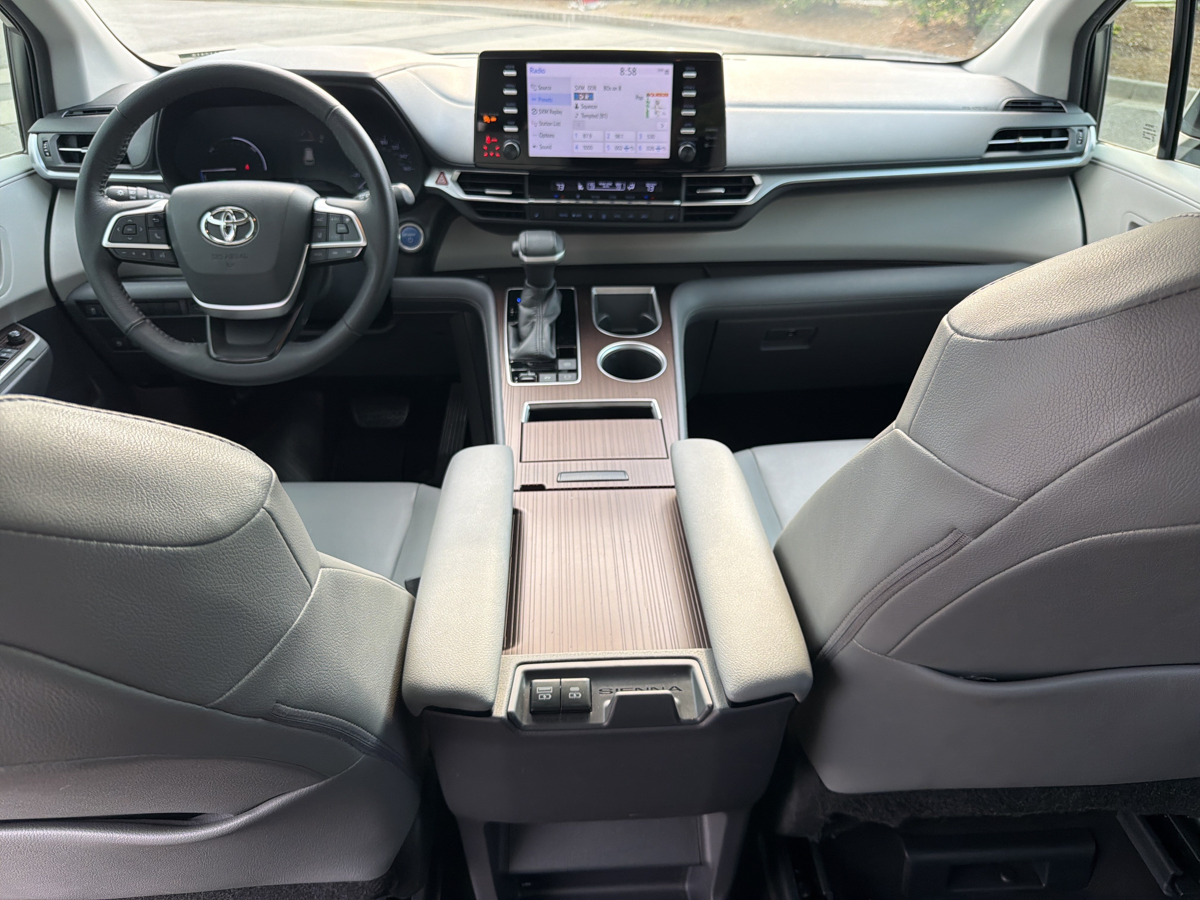 Used 2022 Toyota Sienna XLE FWD image 4