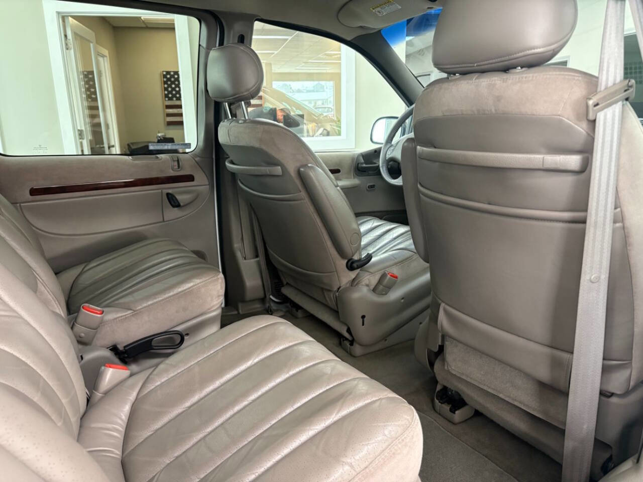 Used 2000 Chrysler Town & Country Limited image 28