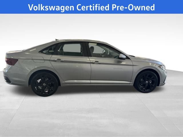 Certified 2025 Volkswagen Jetta SE w/ Sunroof Package image 10