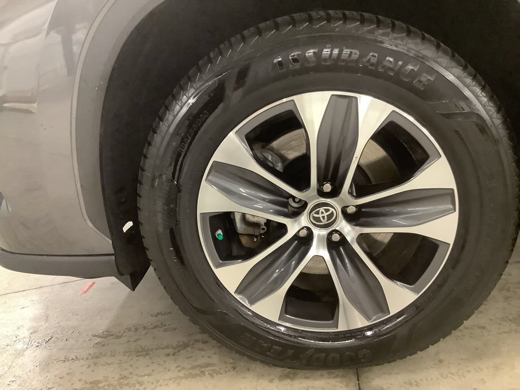 Used 2022 Toyota Highlander XLE AWD/4WD image 25