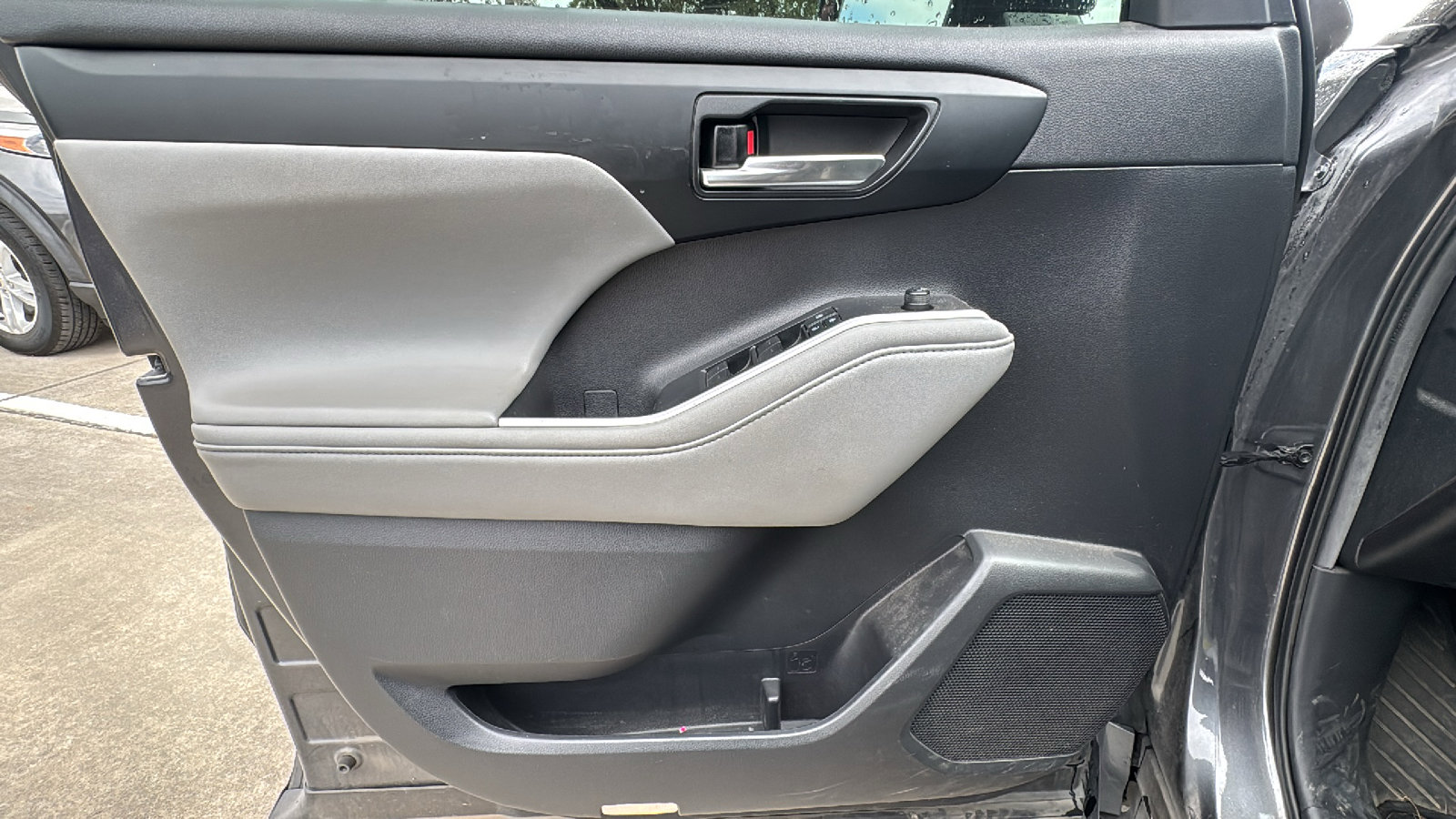 Used 2020 Toyota Highlander XLE image 12