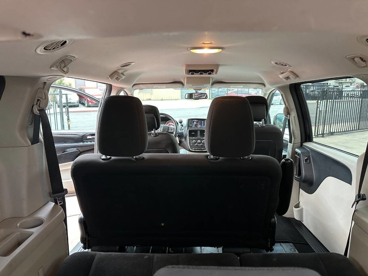 Used 2018 Dodge Grand Caravan SE w/ UConnect Hands-Free Group image 13