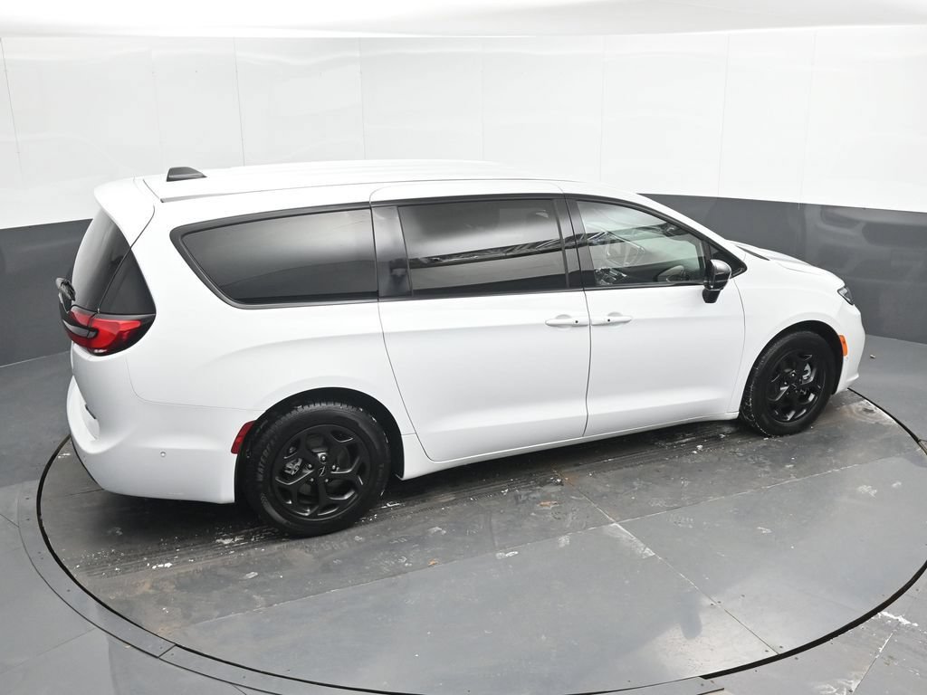 Used 2024 Chrysler Pacifica Limited FWD image 39