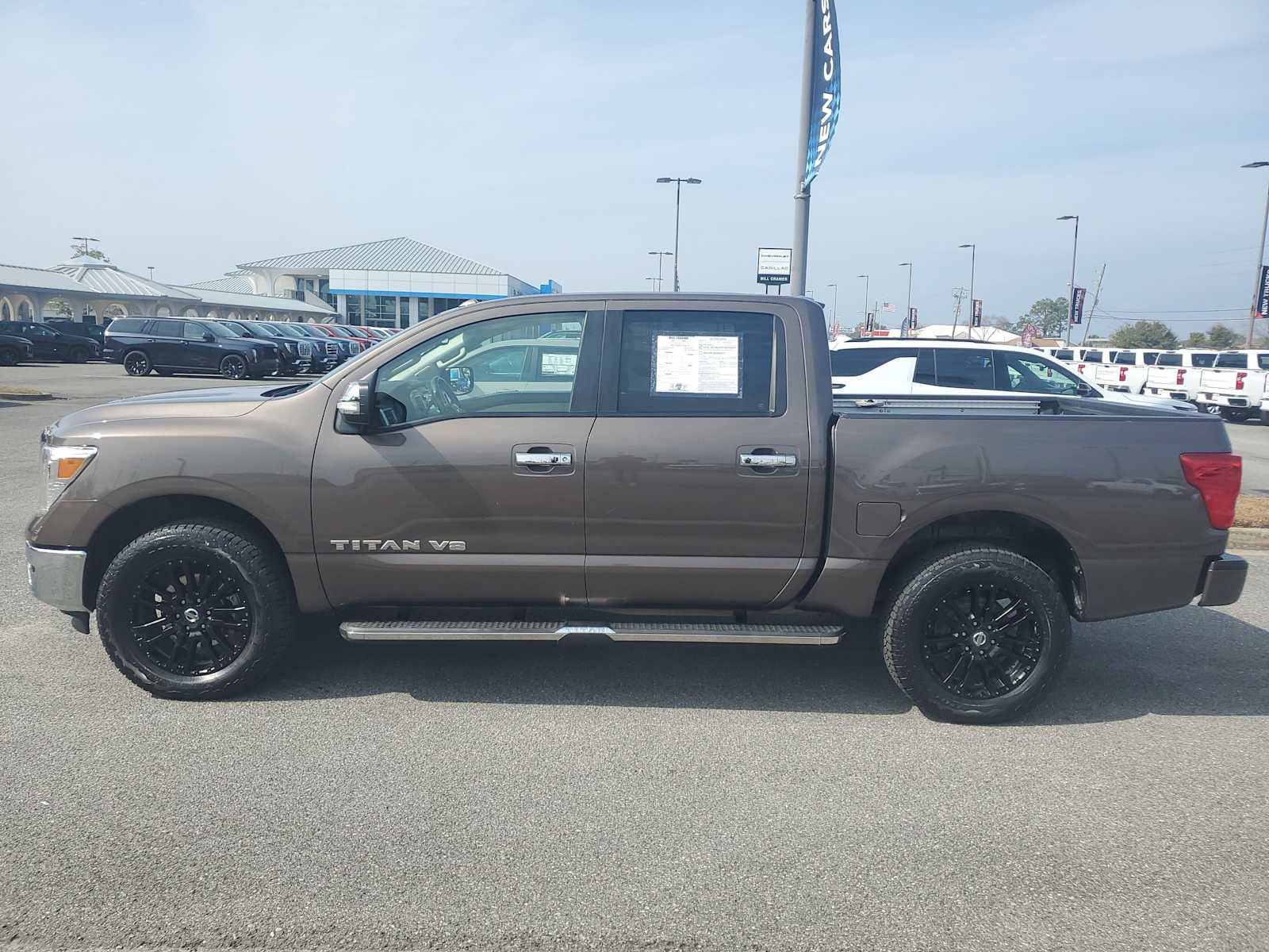 Used 2018 Nissan Titan SL image 2