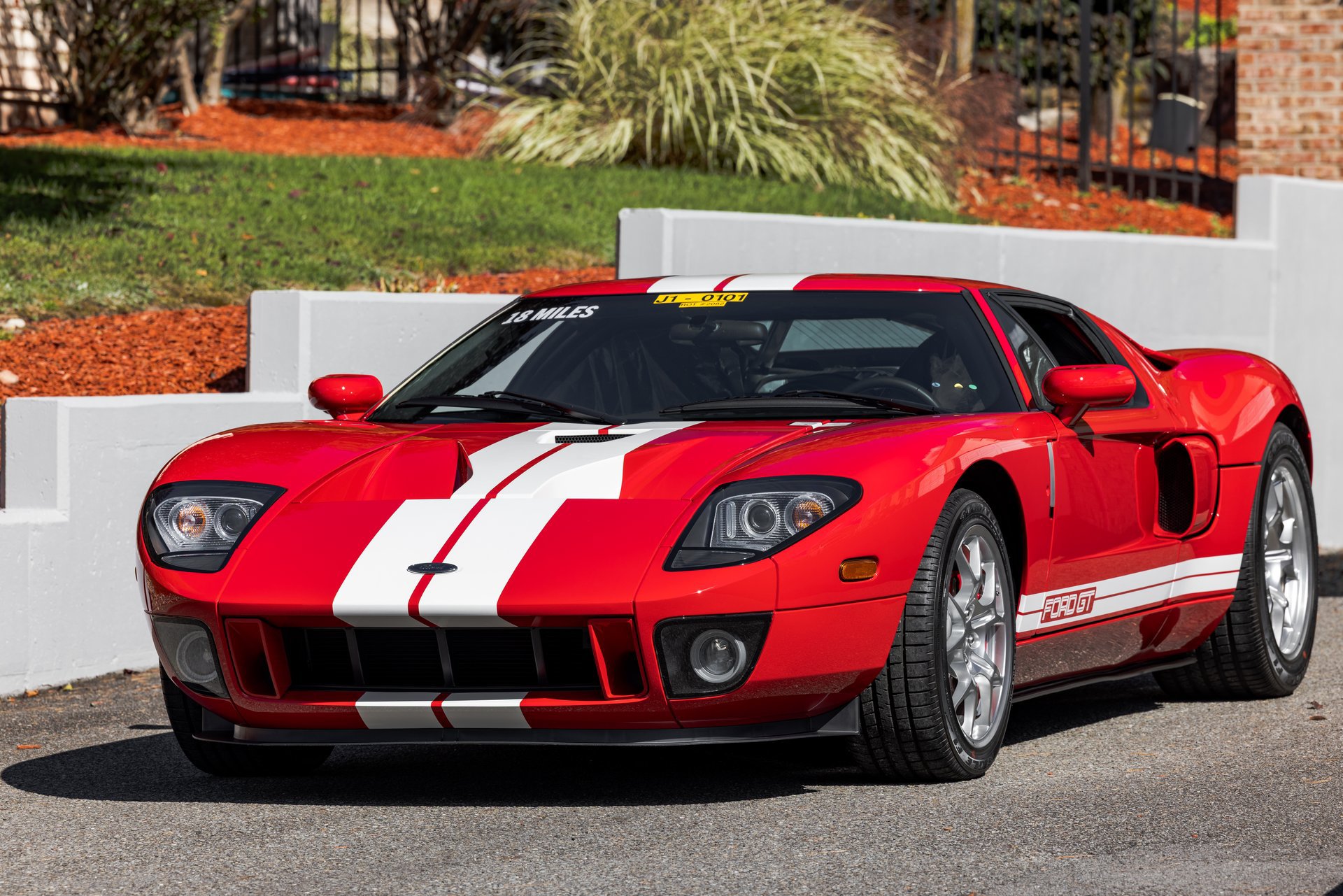 Used 2006 Ford GT RWD image 23