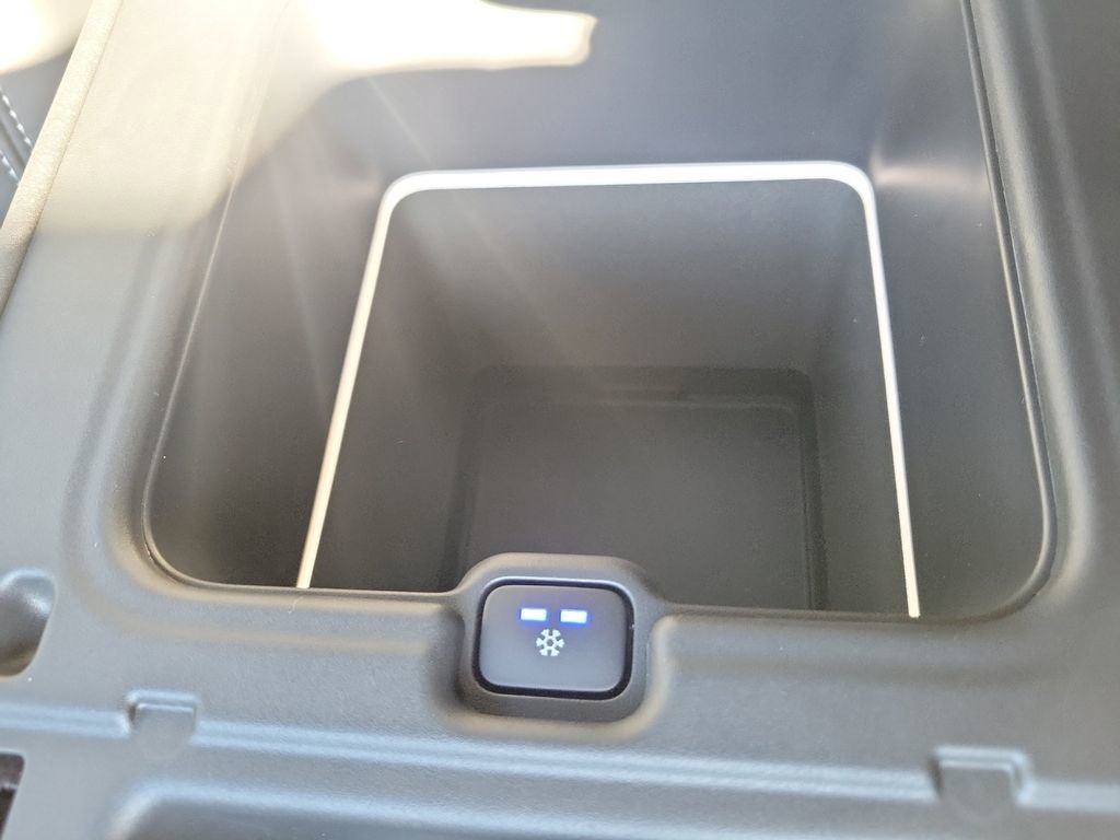 New 2024 Land Rover Discovery Metropolitan Edition image 38