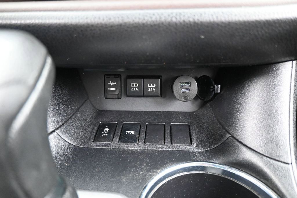Used 2019 Toyota Highlander LE FWD image 23