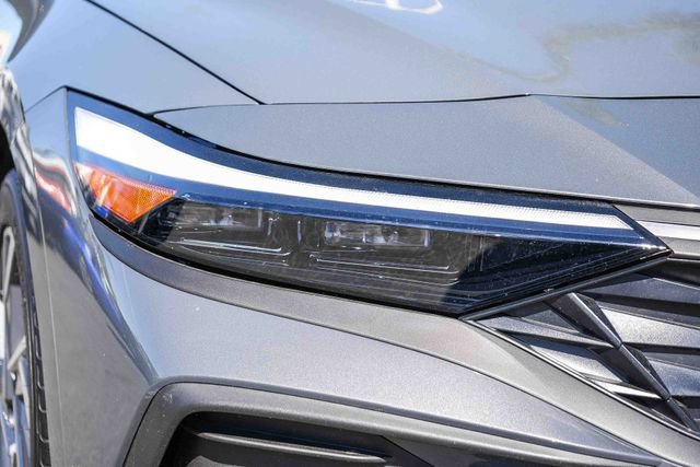 Certified 2025 Hyundai Elantra Sport w/ Cargo Package image 4