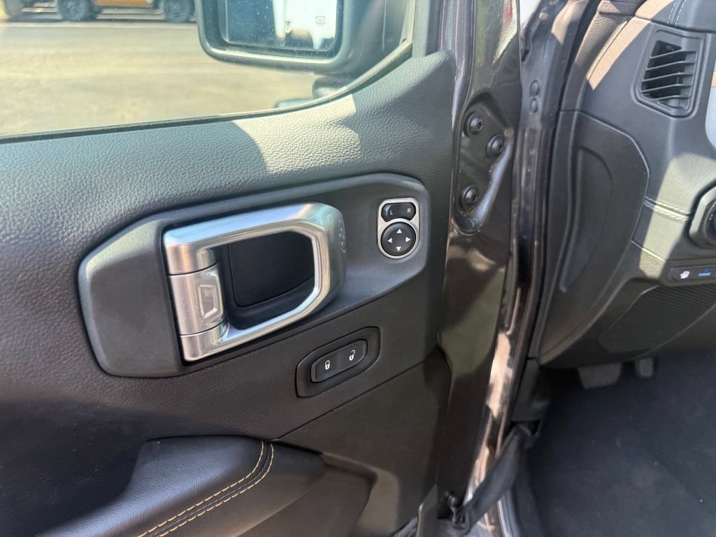 Used 2025 Jeep Wrangler Unlimited Sahara AWD/4WD image 17