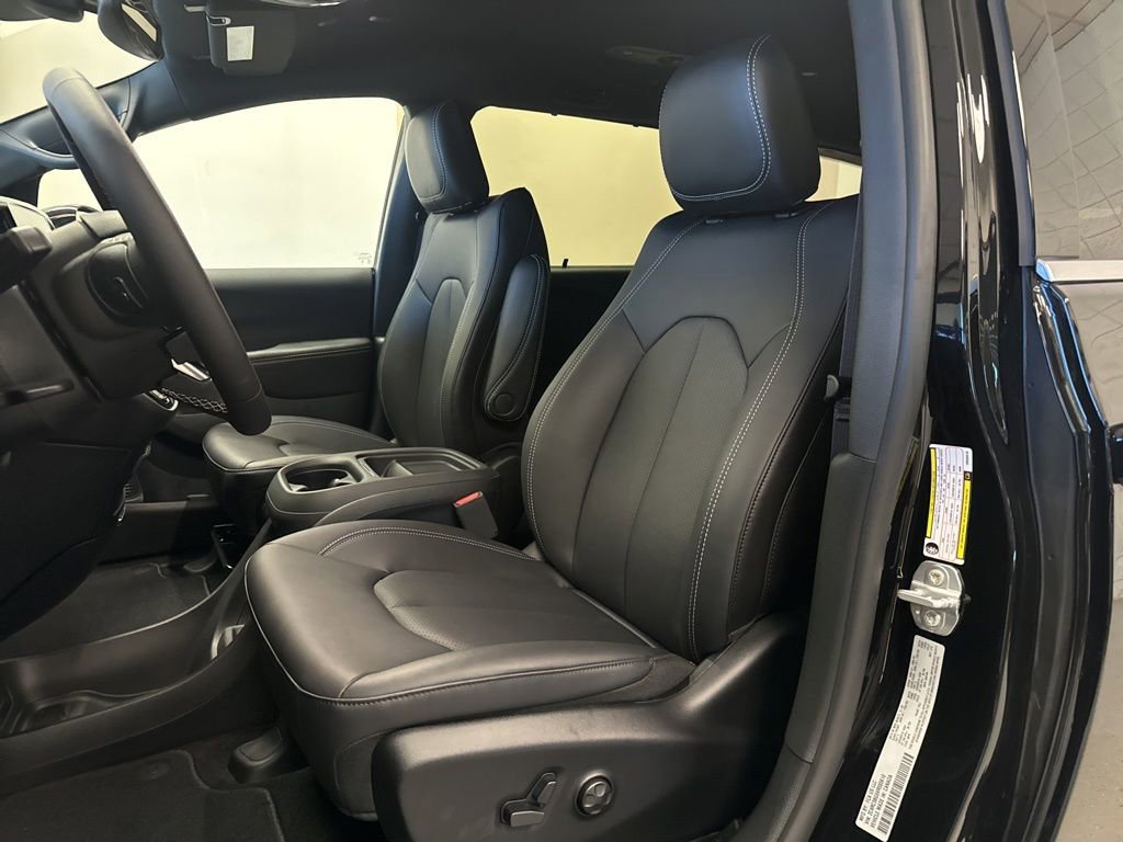 New 2027 Chrysler Pacifica Select AWD/4WD image 3