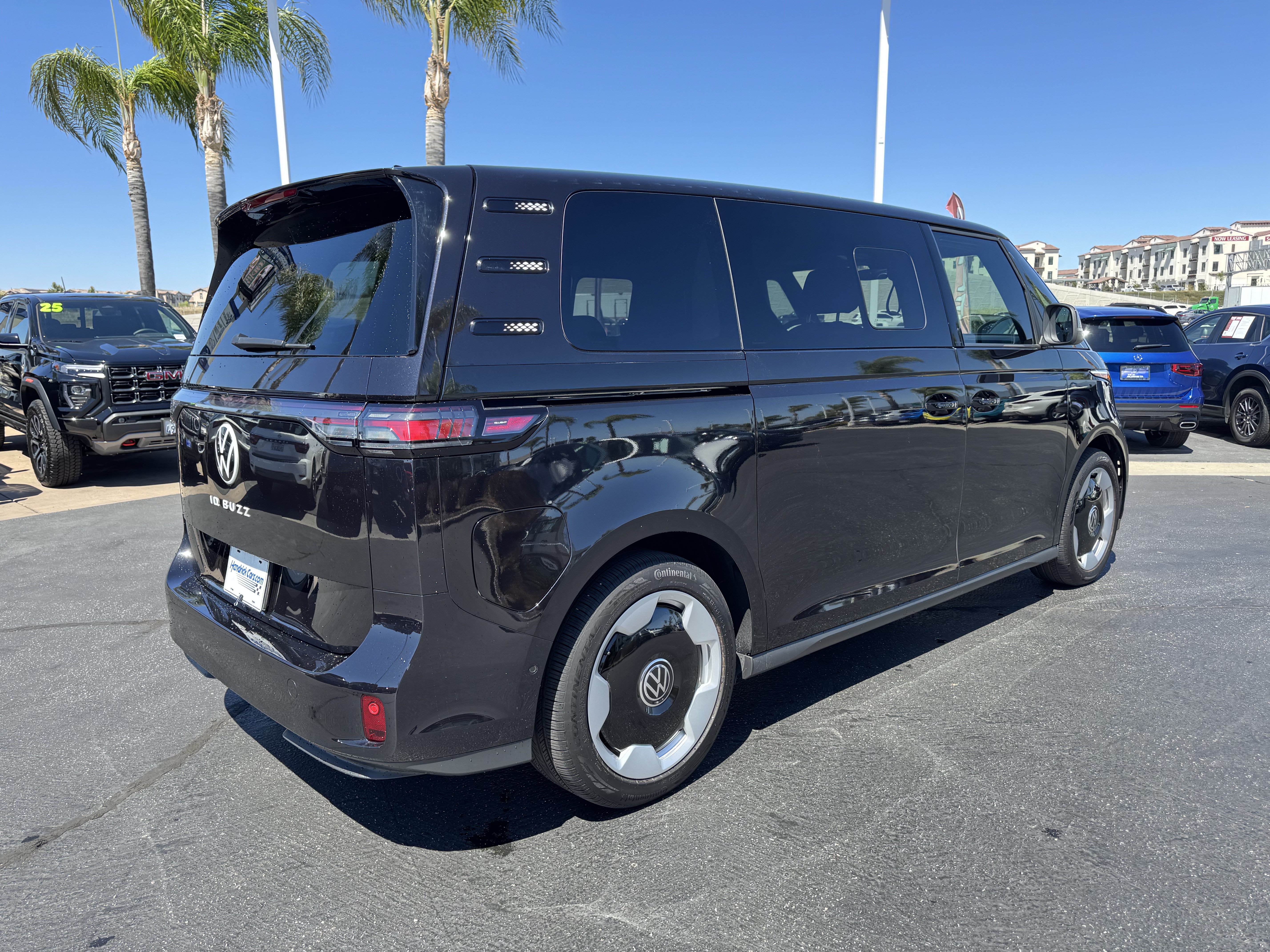 Certified 2025 Volkswagen ID. Buzz Pro S RWD image 9