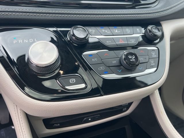 Used 2021 Chrysler Pacifica Limited w/ Uconnect Theater Family Group image 21