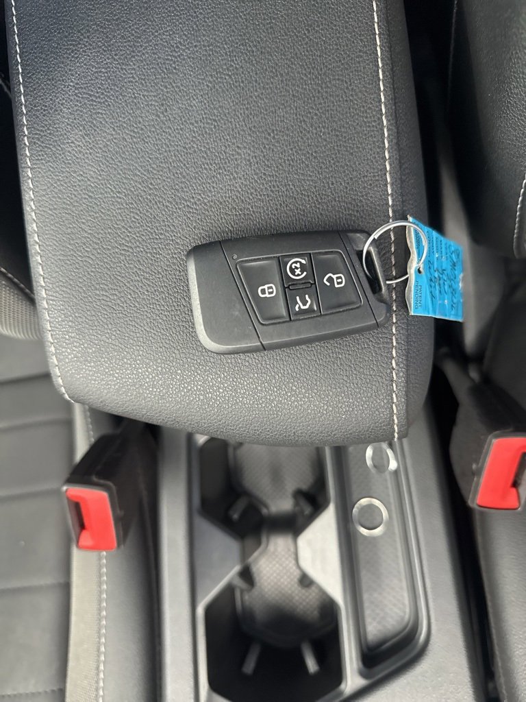 Certified 2025 Volkswagen Taos SE image 32