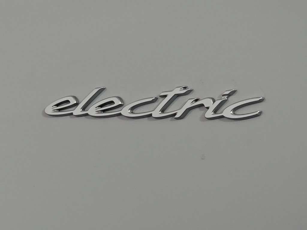 Certified 2025 Porsche Macan Electric RWD image 13