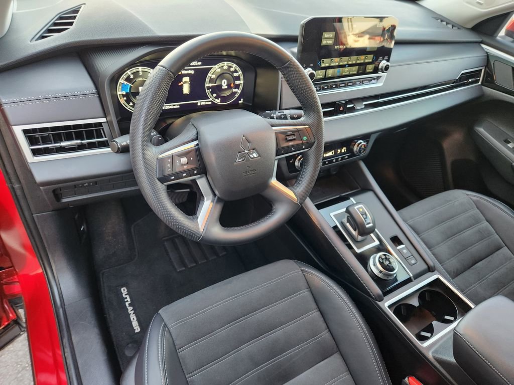 Used 2024 Mitsubishi Outlander FWD image 2