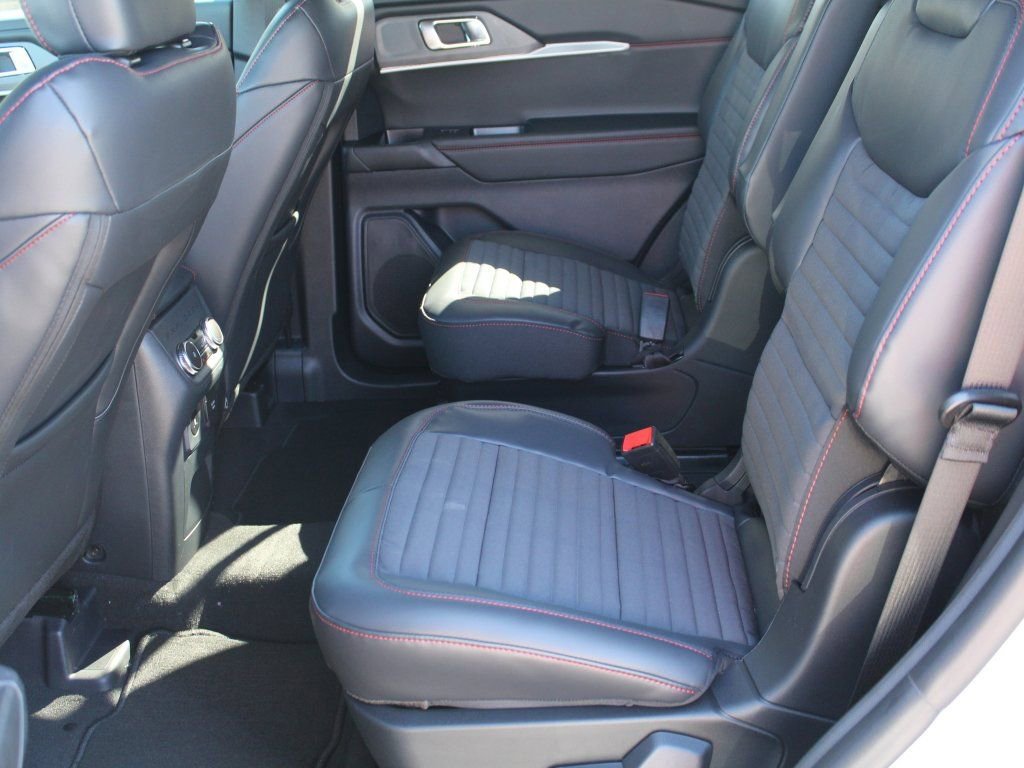 New 2026 Ford Explorer ST-Line w/ ST-Line Street Pack image 4