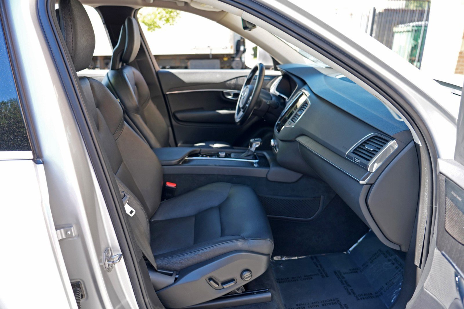 Used 2020 Volvo XC90 T6 Momentum AWD/4WD image 15