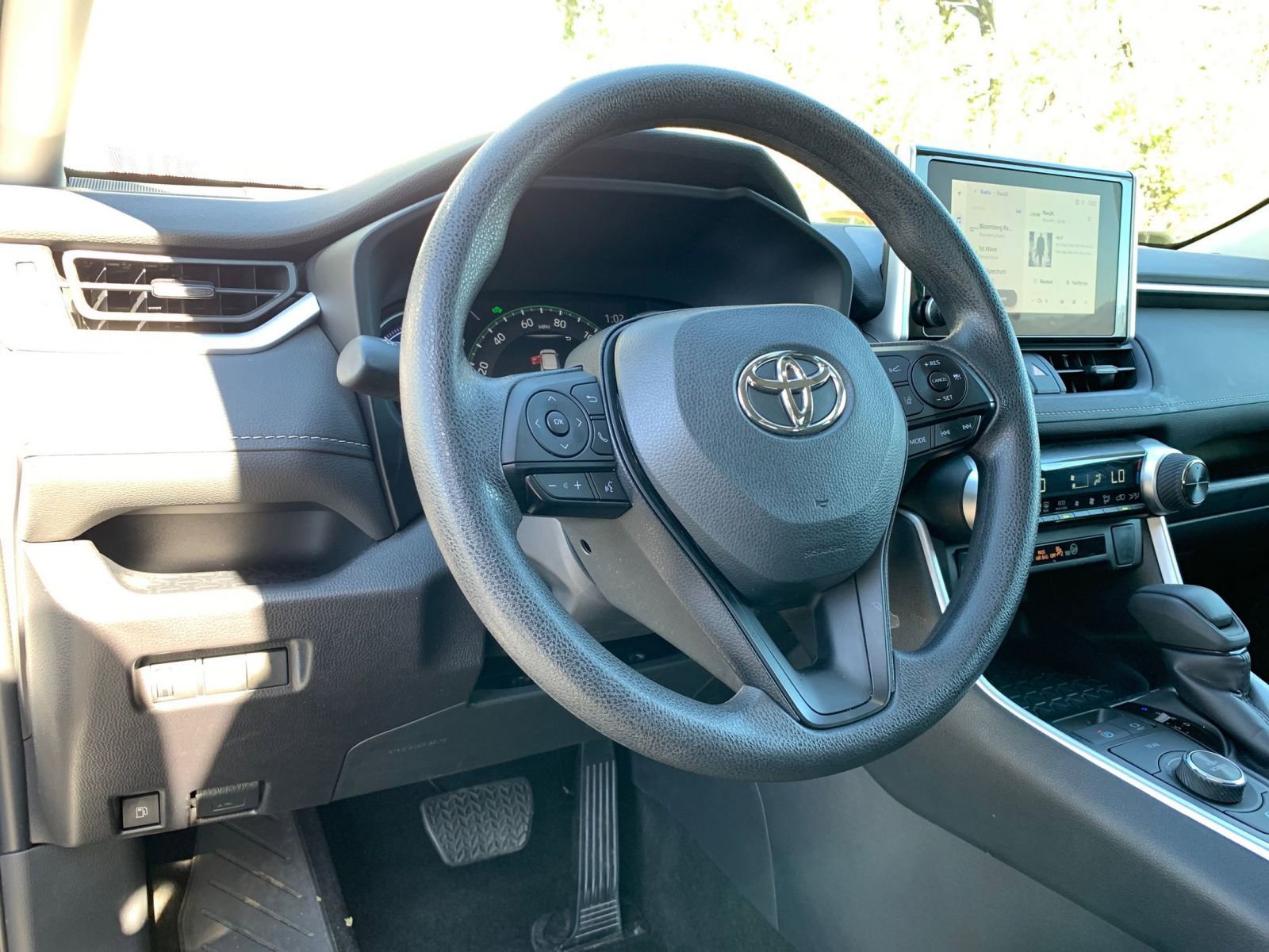Used 2025 Toyota RAV4 LE image 33