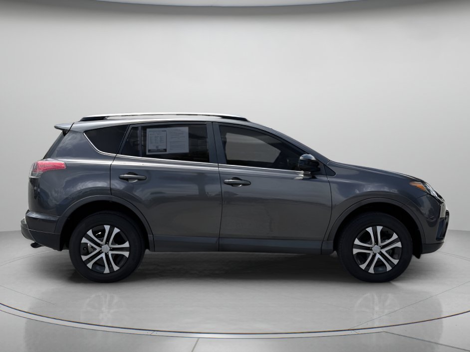 Used 2017 Toyota RAV4 LE FWD image 2