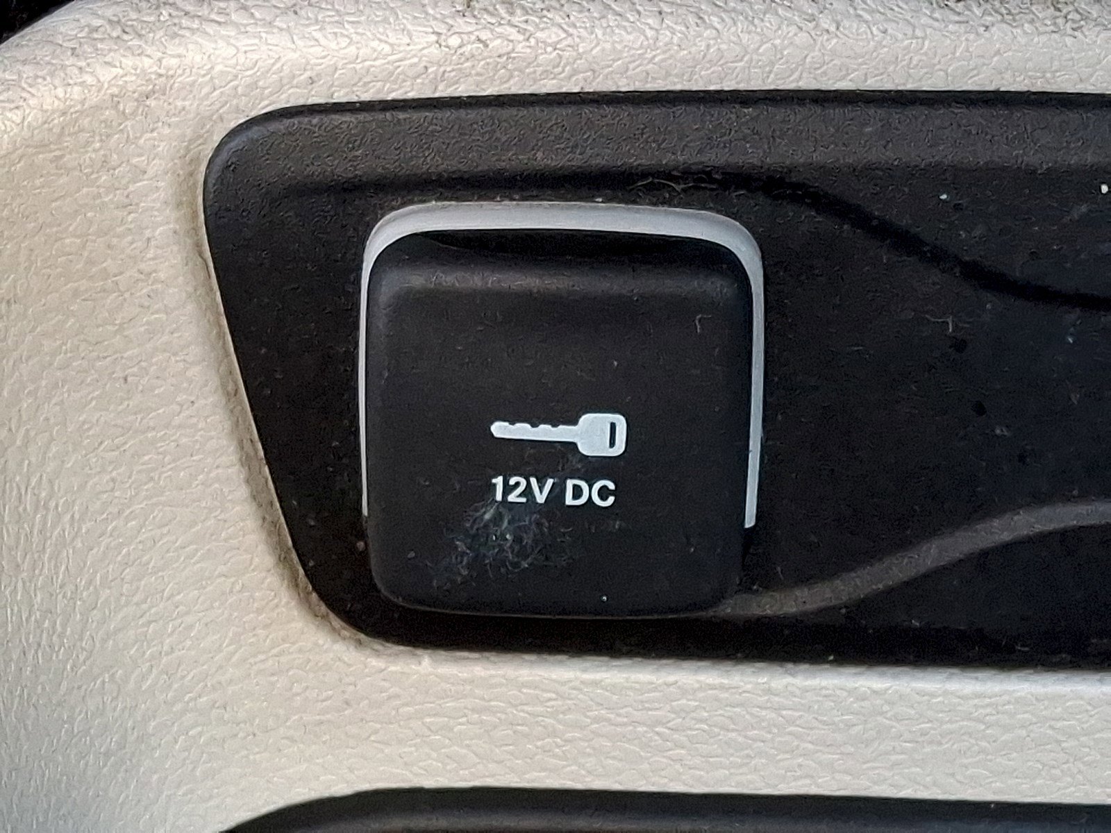 Used 2022 Chrysler Voyager LX image 23