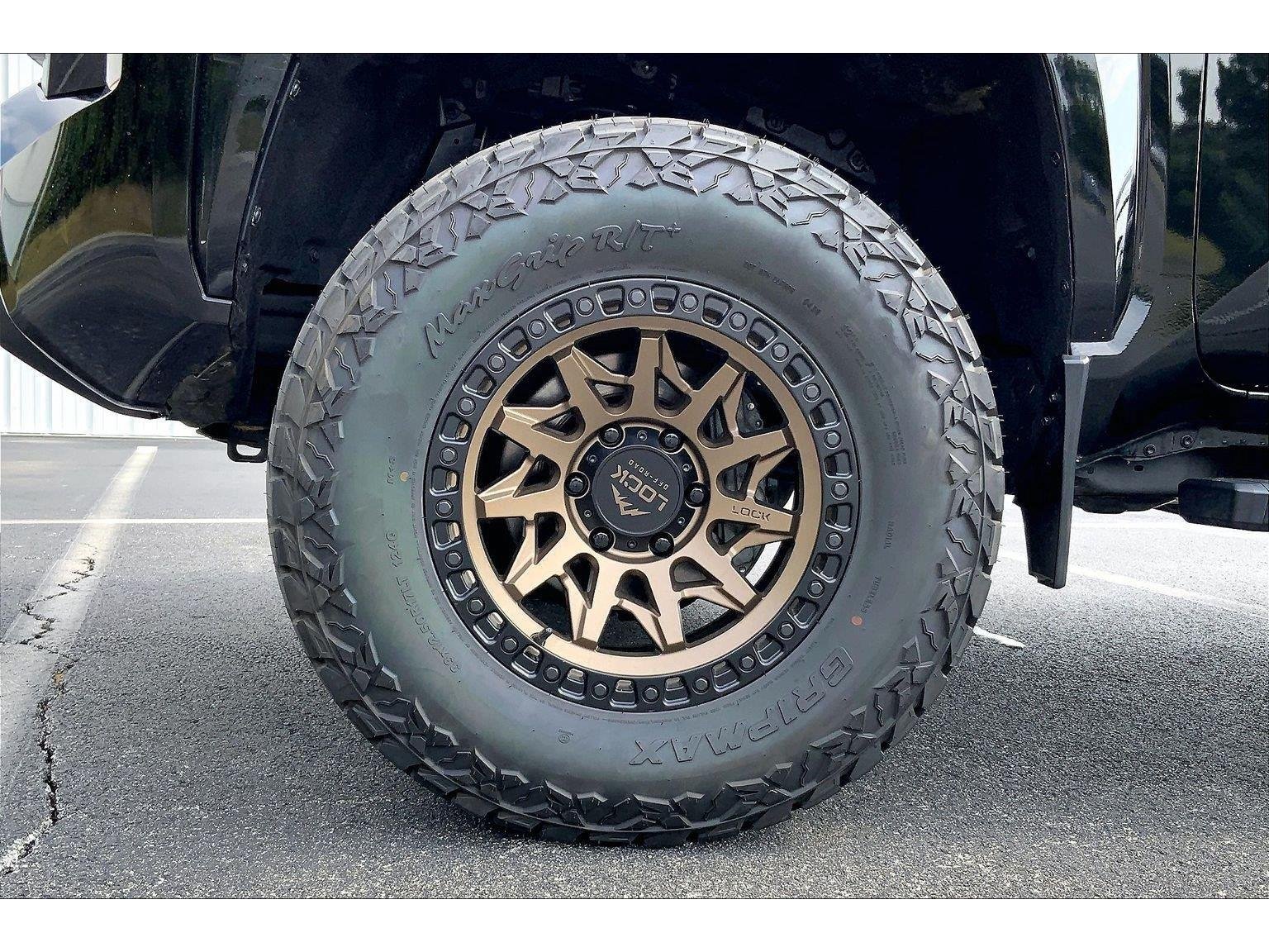 Used 2024 Toyota Tacoma SR5 AWD/4WD image 9