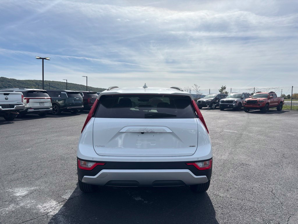 Used 2024 Kia Niro EX w/ EX Cold Weather Package FWD image 4