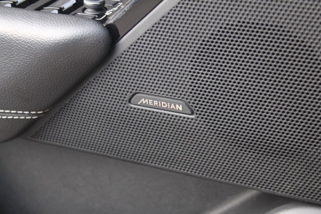 Used 2019 Land Rover Range Rover Velar R-Dynamic HSE image 15