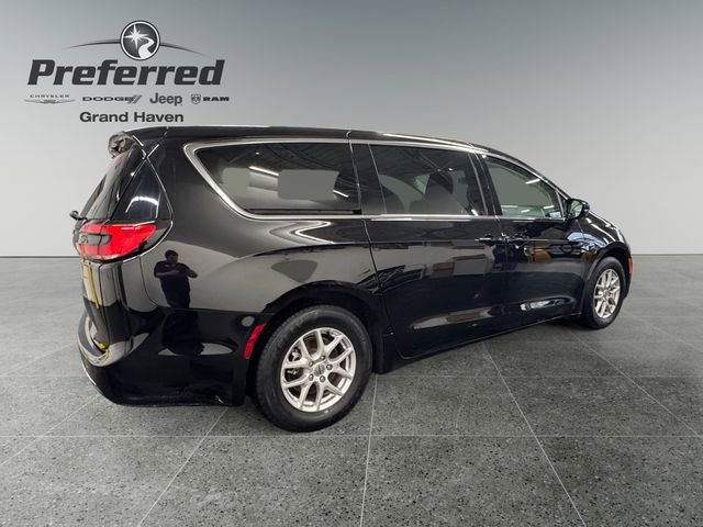Used 2024 Chrysler Pacifica Touring-L image 17