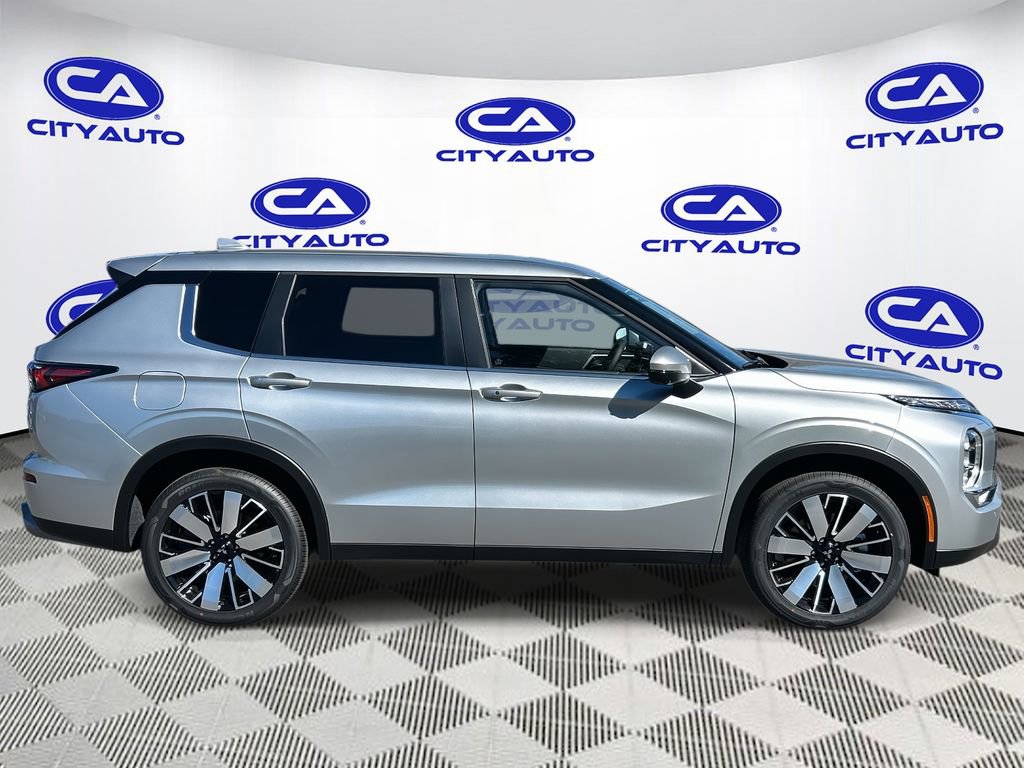 New 2025 Mitsubishi Outlander SE image 2