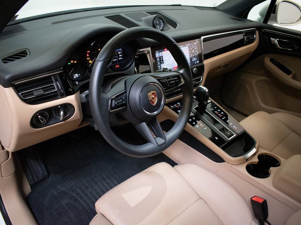 Certified 2025 Porsche Macan image 4