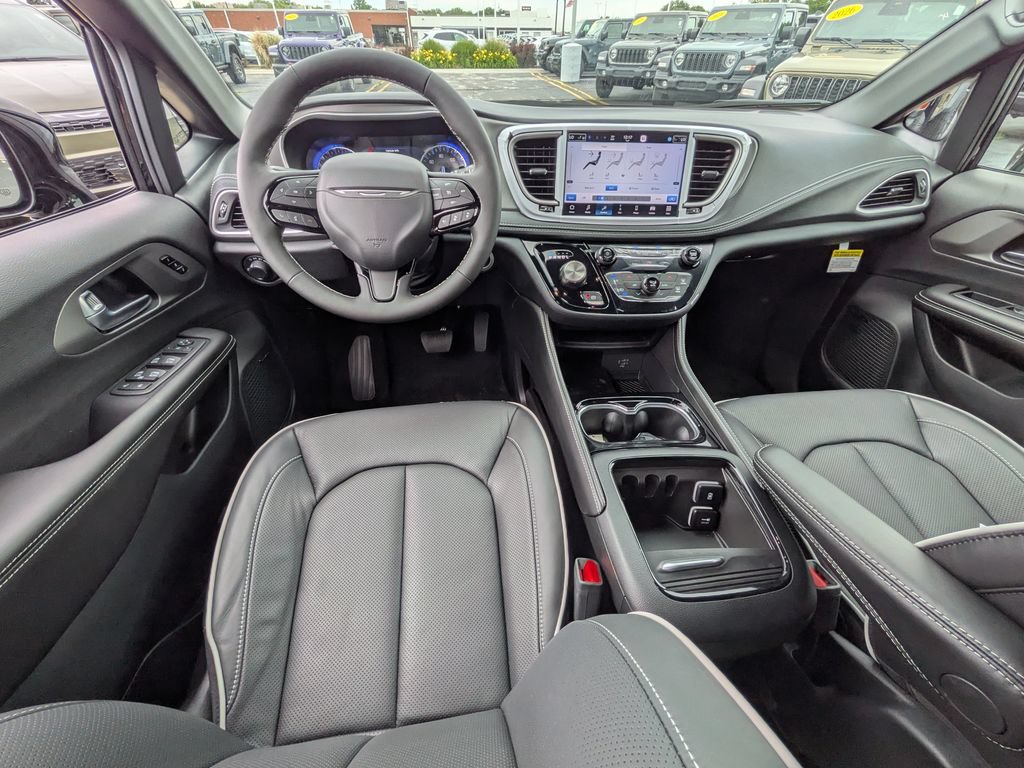New 2027 Chrysler Pacifica Limited AWD/4WD image 7