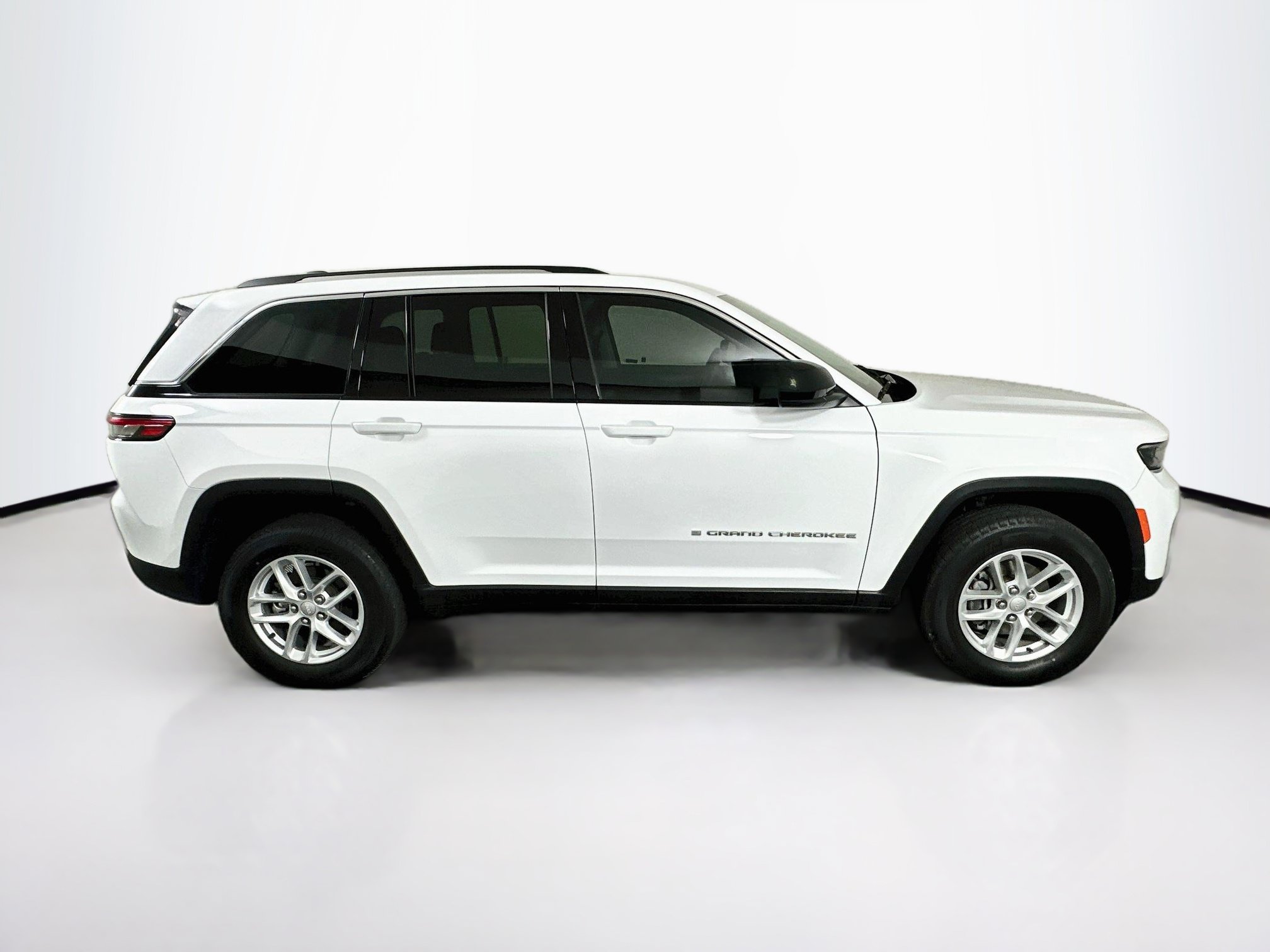Used 2023 Jeep Grand Cherokee Laredo w/ Luxury Tech Group I AWD/4WD image 10