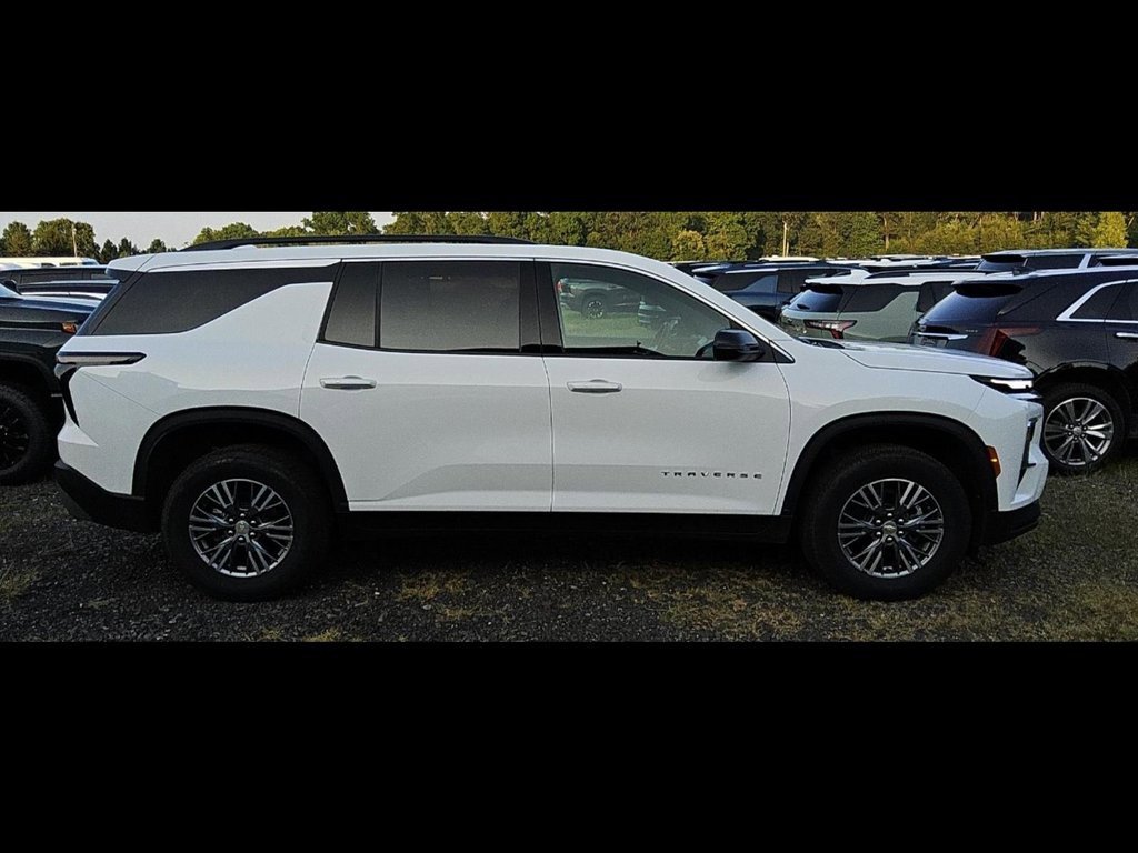 Used 2025 Chevrolet Traverse LT image 1