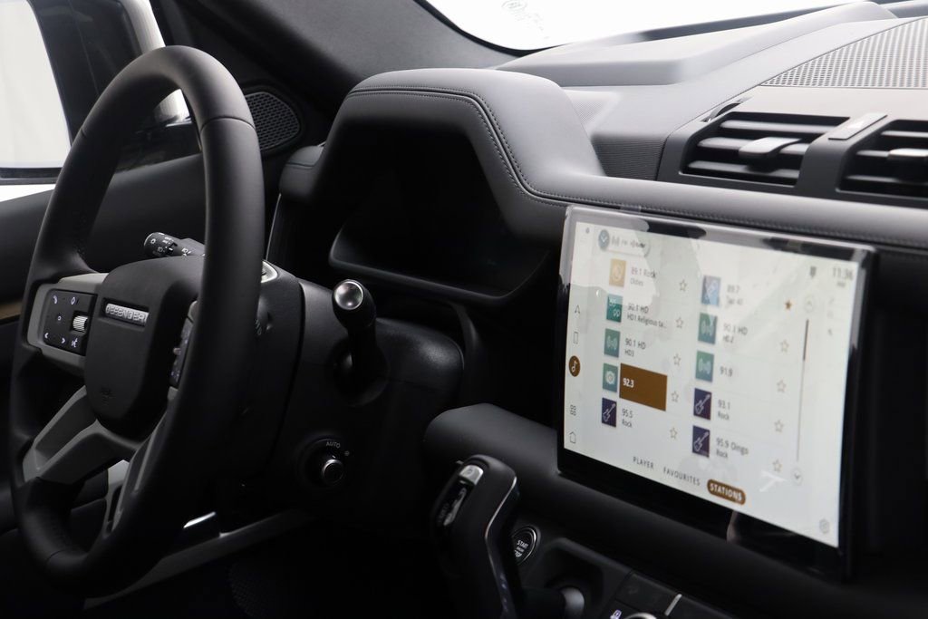 Used 2024 Land Rover Defender 110 SE image 21