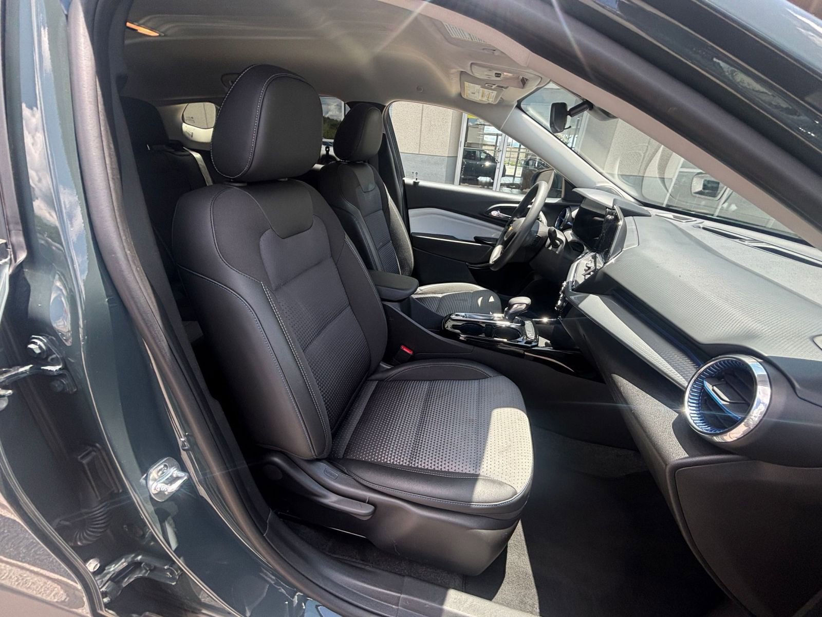 Used 2025 Chevrolet Trax LT FWD image 36